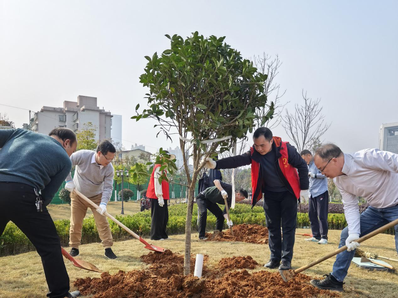 局机关党委直属党支部联合省直住宅区管理服务中心党支部开展植树护绿主题党日活动