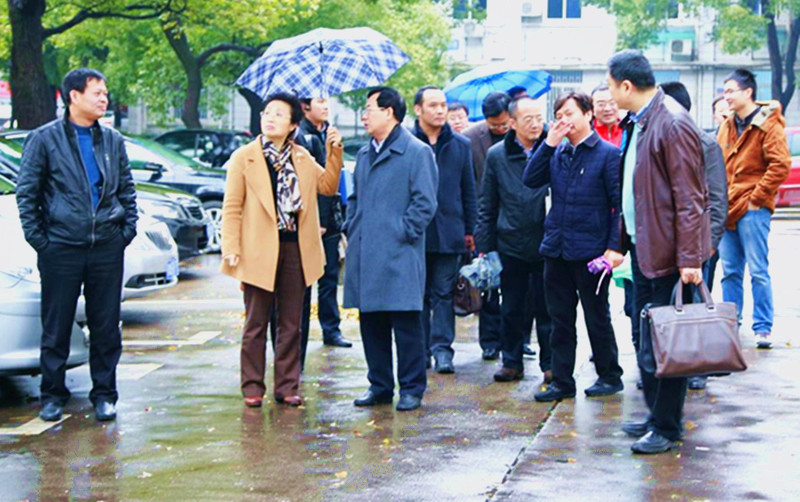 朱一平同志一行调研省政府机关二院办公用房维修改造工作